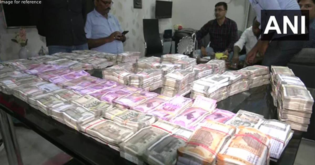 Vigilance officials raid RWD executive engineer's house in Bihar's Kishanganj, recover crores in cash
